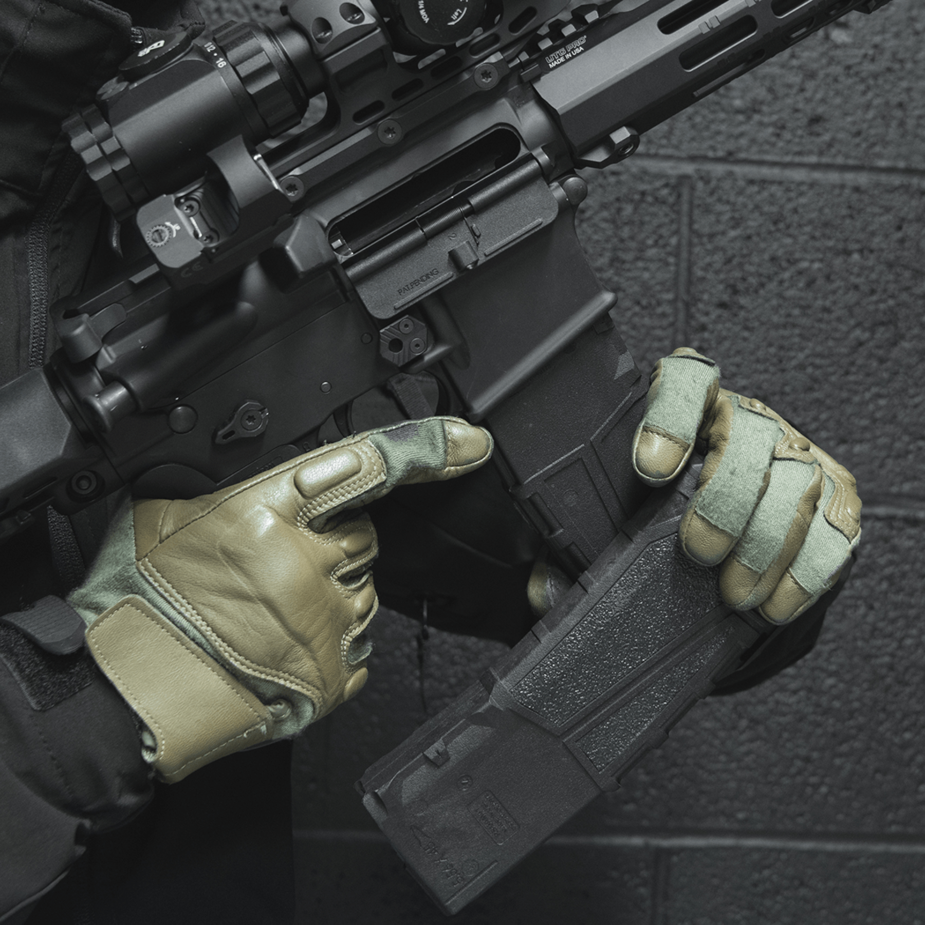 UTG AR15 Polymer Magazine: Caricatore da 30 colpi per calibro .223 Remington e 5.56x45 NATO. Realizzato in polimero ad alta resistenza con texture antiscivolo per un cambio rapido e sicuro. Dotato di elevatore blu anti-inclinazione e molla in acciaio inossidabile per un'alimentazione affidabile.