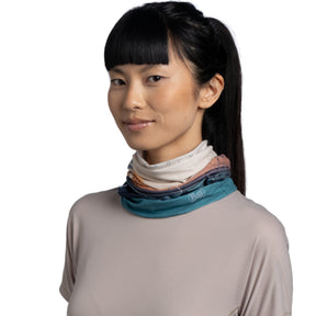Buff Original EcoStretch Neckwear Alpe di Siusi Peak Multi scaldacollo tubolare multifunzione con protezione solare. Dettaglio del tessuto tecnico elasticizzato riciclato con grafica ispirata ai profili montuosi delle Dolomiti, posizionato in verticale su sfondo bianco per catalogo e-commerce.