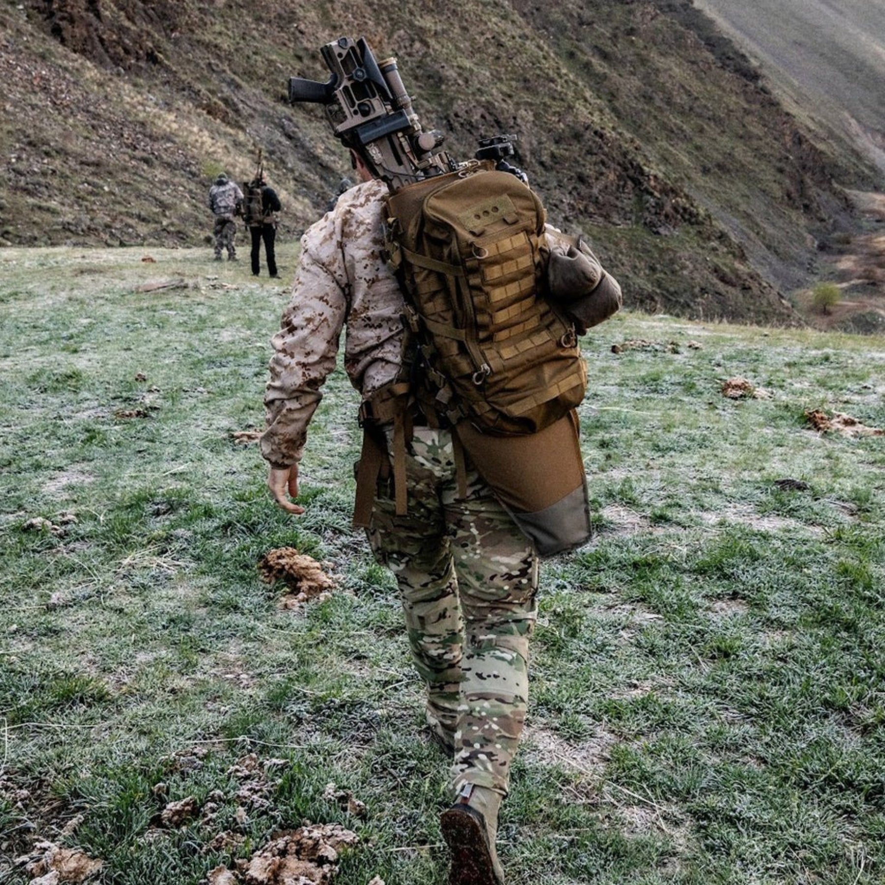 Eberlestock Mission EMOD Frame frame per sistema modulare tattico ad alta resistenza dotato di cinghie di compressione con fibbie e pannello posteriore interamente rivestito di passanti con sistema MOLLE PALS per aggancio accessori outdoor e bushcraft.