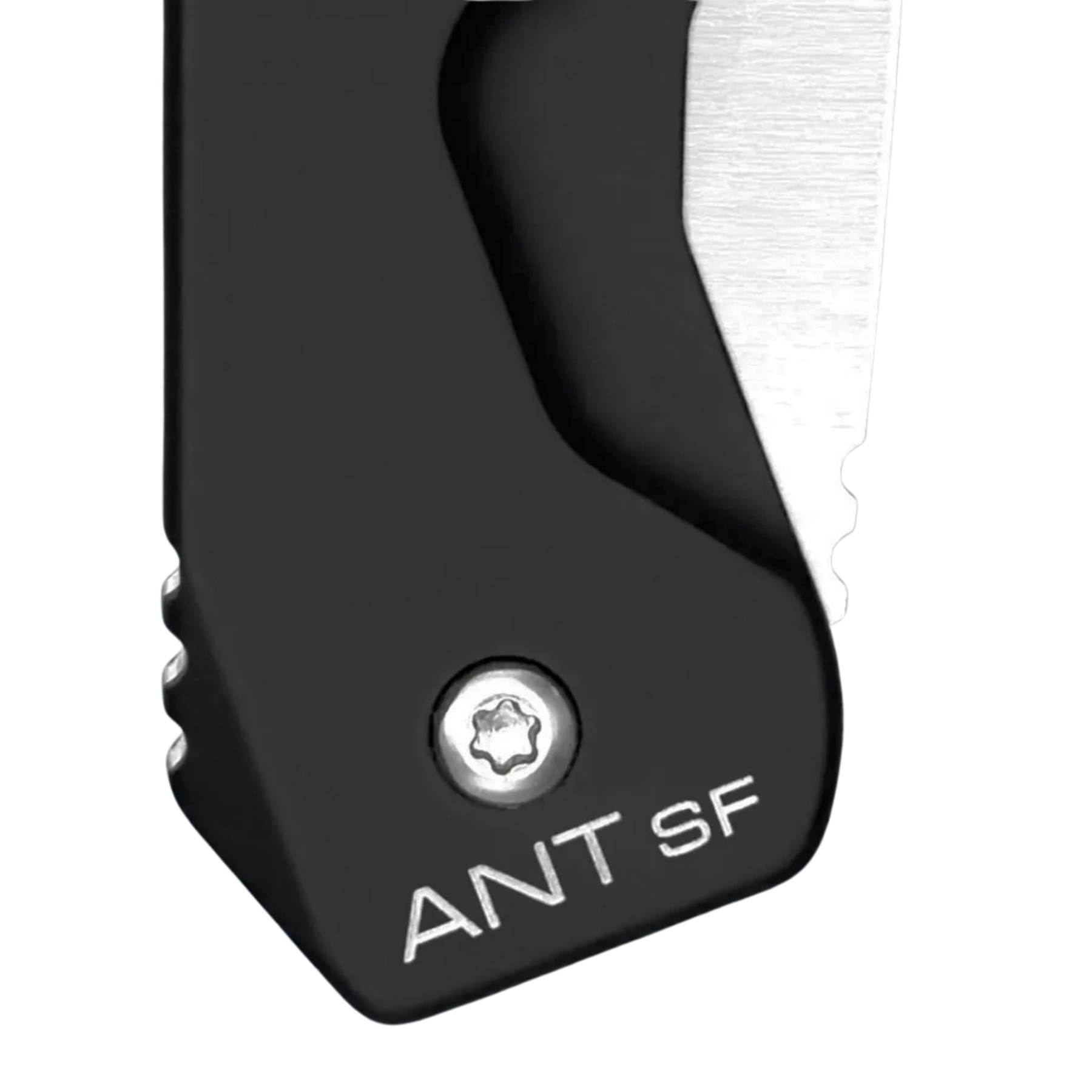 Extrema Ratio ANT Urban SF: Coltello chiudibile EDC compatto con lama sheepfoot in acciaio Bohler N690. Versione Urban caratterizzata da impugnatura in alluminio anticorodal anodizzato. Sistema di chiusura Frame Lock e struttura ultra-leggera per porto quotidiano.