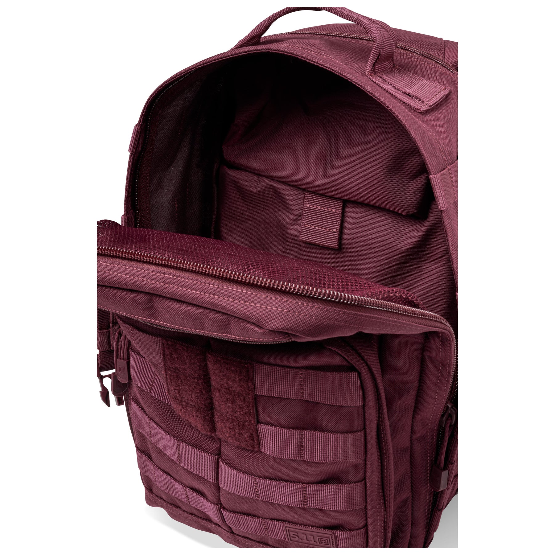 5.11 Tactical Rush12 2.0: Zaino tattico compatto da 24 litri, versione aggiornata del modello più iconico del brand. Realizzato in robusto nylon 1050D, include uno scomparto imbottito per laptop, un vano CCW occultato per il trasporto sicuro e una tasca frontale con organizzazione interna avanzata. Caratterizzato dal sistema MOLLE esterno per la massima modularità, è ideale per uso quotidiano, attività outdoor o come zaino operativo leggero.