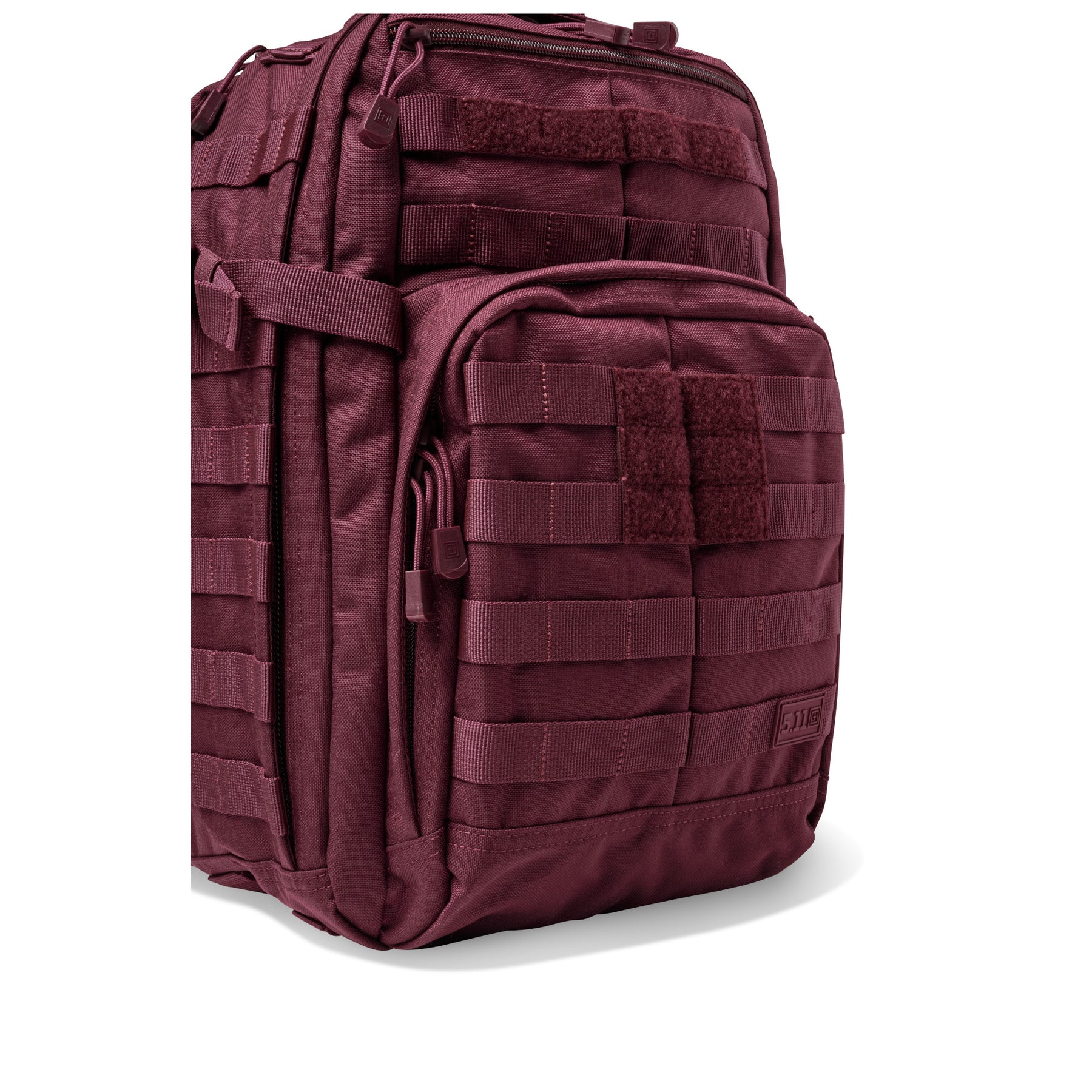 5.11 Tactical Rush12 2.0: Zaino tattico compatto da 24 litri, versione aggiornata del modello più iconico del brand. Realizzato in robusto nylon 1050D, include uno scomparto imbottito per laptop, un vano CCW occultato per il trasporto sicuro e una tasca frontale con organizzazione interna avanzata. Caratterizzato dal sistema MOLLE esterno per la massima modularità, è ideale per uso quotidiano, attività outdoor o come zaino operativo leggero.