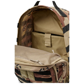 5.11 Tactical Rush12 2.0: Zaino tattico compatto da 24 litri, versione aggiornata del modello più iconico del brand. Realizzato in robusto nylon 1050D, include uno scomparto imbottito per laptop, un vano CCW occultato per il trasporto sicuro e una tasca frontale con organizzazione interna avanzata. Caratterizzato dal sistema MOLLE esterno per la massima modularità, è ideale per uso quotidiano, attività outdoor o come zaino operativo leggero.