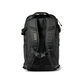 5.11 Maverick Backpack 25 Zaino tattico da 25 litri con sistema MOLLE frontale e pannelli a strappo per personalizzazione. Caratterizzato da un design Center Line per la distribuzione del carico, ampi scomparti interni organizzati e tasca laterale elasticizzata, ideale per uso EDC, outdoor o operativo.