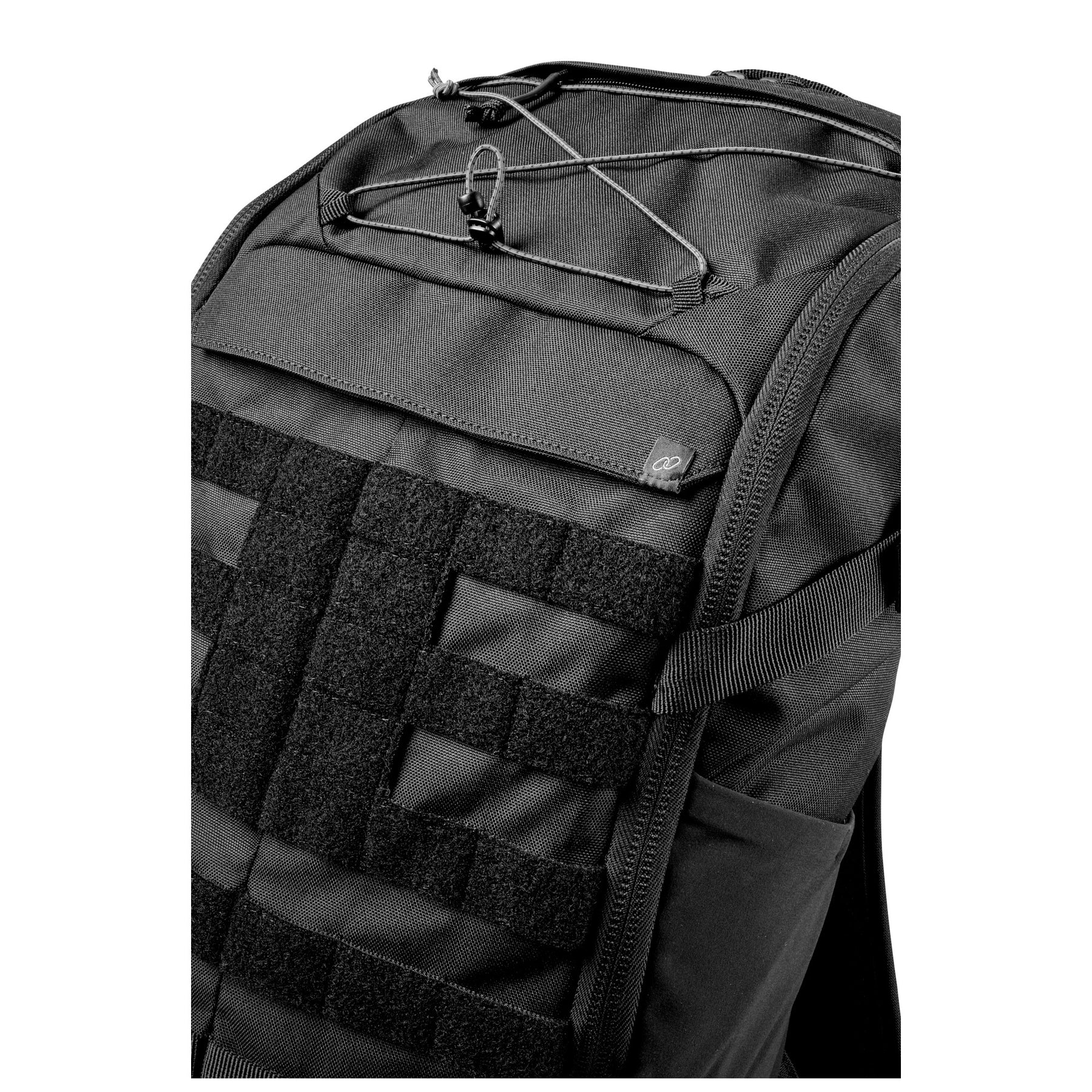 5.11 Maverick Backpack 25 Zaino tattico da 25 litri con sistema MOLLE frontale e pannelli a strappo per personalizzazione. Caratterizzato da un design Center Line per la distribuzione del carico, ampi scomparti interni organizzati e tasca laterale elasticizzata, ideale per uso EDC, outdoor o operativo.