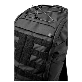 5.11 Maverick Backpack 25 Zaino tattico da 25 litri con sistema MOLLE frontale e pannelli a strappo per personalizzazione. Caratterizzato da un design Center Line per la distribuzione del carico, ampi scomparti interni organizzati e tasca laterale elasticizzata, ideale per uso EDC, outdoor o operativo.