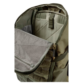 5.11 Maverick Backpack 25 Zaino tattico da 25 litri con sistema MOLLE frontale e pannelli a strappo per personalizzazione. Caratterizzato da un design Center Line per la distribuzione del carico, ampi scomparti interni organizzati e tasca laterale elasticizzata, ideale per uso EDC, outdoor o operativo.