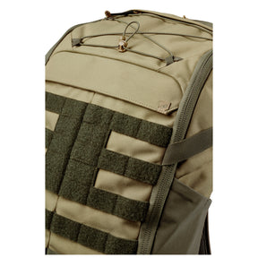 5.11 Maverick Backpack 25 Zaino tattico da 25 litri con sistema MOLLE frontale e pannelli a strappo per personalizzazione. Caratterizzato da un design Center Line per la distribuzione del carico, ampi scomparti interni organizzati e tasca laterale elasticizzata, ideale per uso EDC, outdoor o operativo.