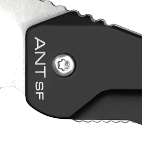 Extrema Ratio ANT Urban SF: Coltello chiudibile EDC compatto con lama sheepfoot in acciaio Bohler N690. Versione Urban caratterizzata da impugnatura in alluminio anticorodal anodizzato. Sistema di chiusura Frame Lock e struttura ultra-leggera per porto quotidiano.