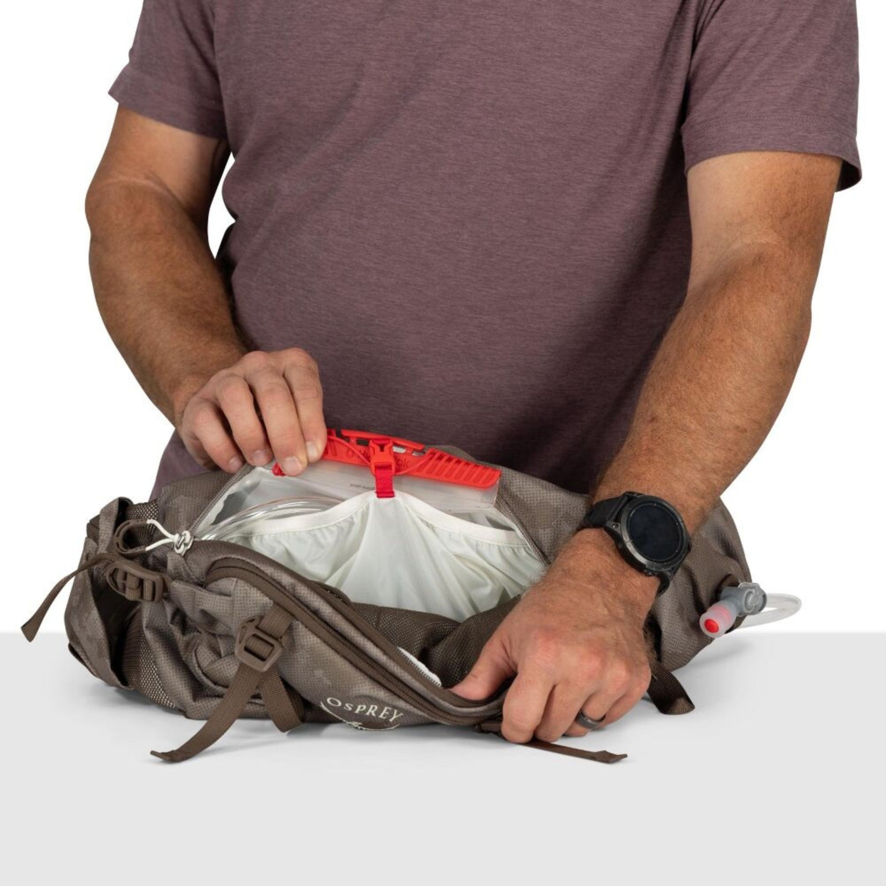 Osprey Seral 7 marsupio idrico da ciclismo e MTB con capacità 7 litri, serbatoio d'acqua integrato, tasche organizer con cerniera e cinghie di compressione stabilizzanti. Collezione 2026.