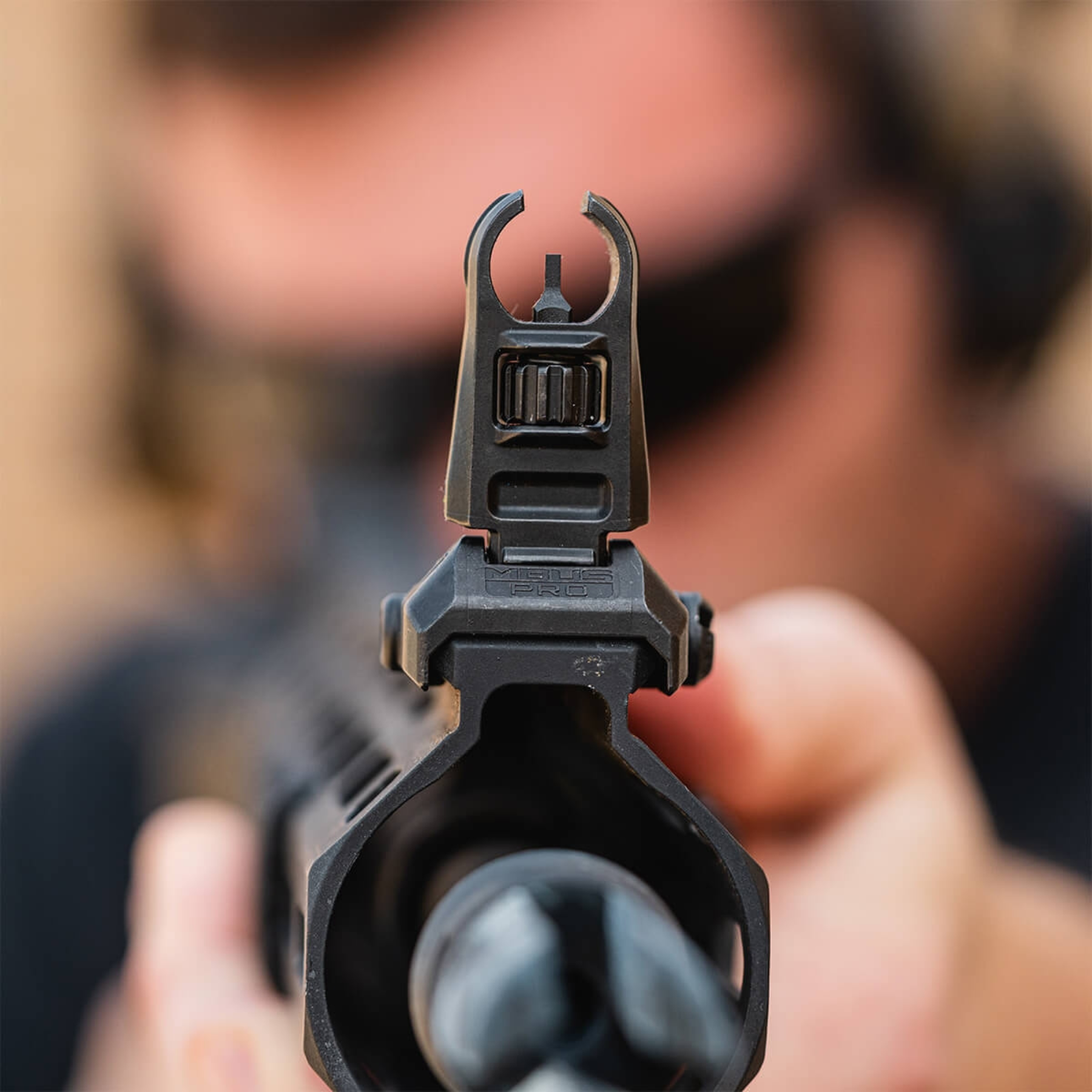 Tacca di mira frontale abbattibile Magpul MBUS PRO Sight Front Hooded, mirino di precisione in acciaio per slitte Picatinny, design a basso profilo e regolabile per fucili AR-15 e M4