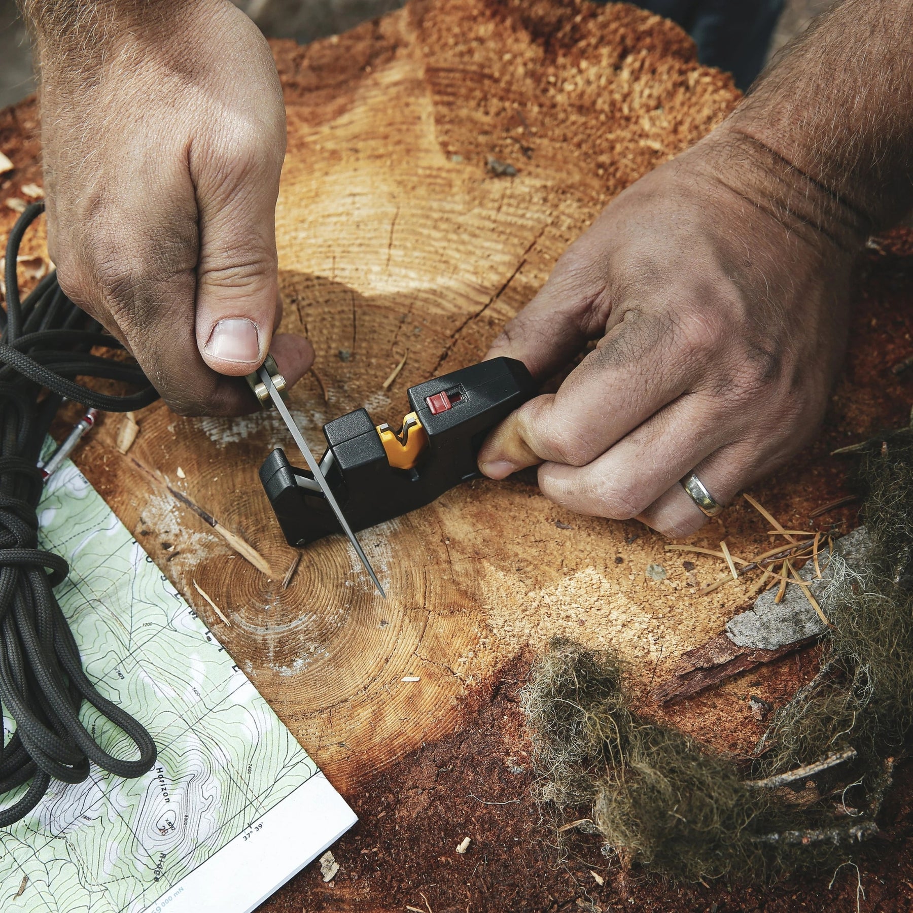 Work Sharp Pivot Plus Knife Sharpener affilatore portatile compatto con carburo affilante, inserti in ceramica e asta diamantata per ripristinare il filo di coltelli e lame outdoor e bushcraft su sfondo bianco.