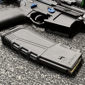 UTG AR15 Polymer Magazine: Caricatore da 30 colpi per calibro .223 Remington e 5.56x45 NATO. Realizzato in polimero ad alta resistenza con texture antiscivolo per un cambio rapido e sicuro. Dotato di elevatore blu anti-inclinazione e molla in acciaio inossidabile per un'alimentazione affidabile.