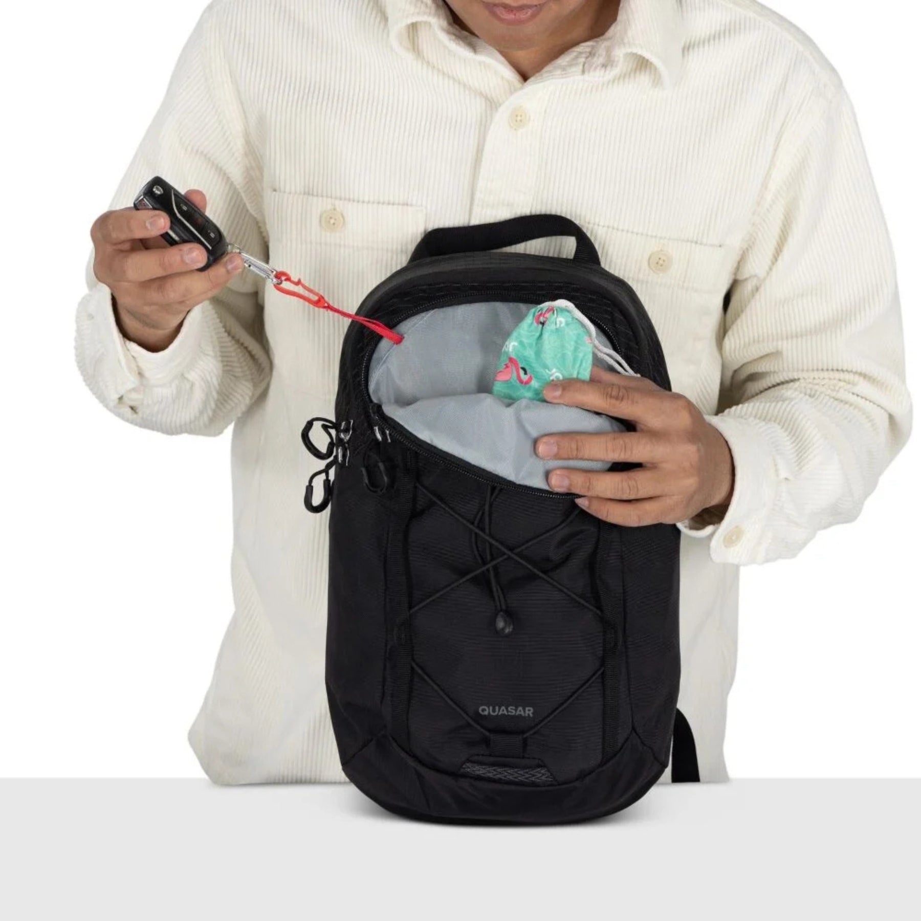 Osprey Quasar Sling borsa monospalla da 6 L adatta per l'uso quotidiano. Presenta uno spallaccio singolo imbottito e ambidestro, schienale ventilato AirScape, ampio scomparto principale con tasca per tablet, cordino elastico frontale e daisy chain per il fissaggio di attrezzatura outdoor.
