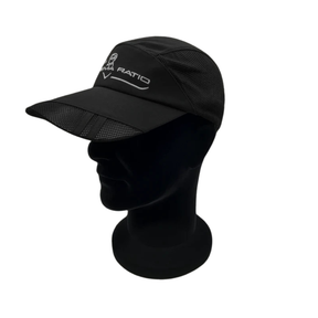 Extrema Ratio Running Cap: Cappello tecnico ultra-leggero progettato per attività dinamiche e sport. Realizzato in tessuto traspirante con ampi pannelli laterali in rete mesh per una ventilazione ottimale. Presenta il logo Extrema Ratio ricamato sulla parte frontale e chiusura posteriore regolabile.