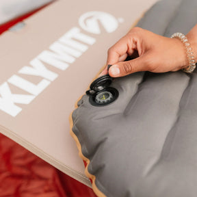 Klymit Insulated Klymaloft Sleeping Pad materassino gonfiabile ibrido con strato superiore in schiuma e base a camere d'aria per campeggio e trekking.