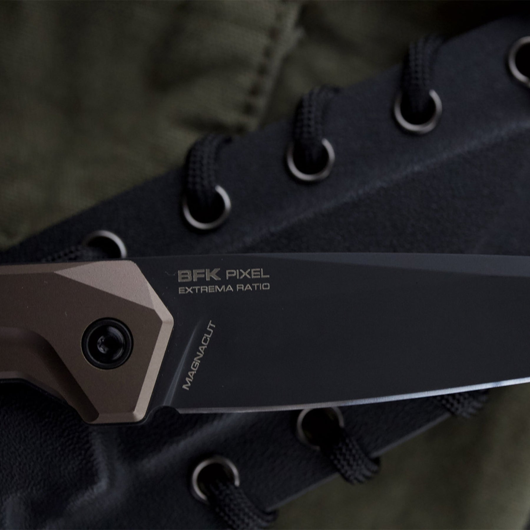 Extrema Ratio BFK Pixel coltello a lama fissa compatto con profilo tanto modificato,  impugnatura ergonomica scanalata e passante per cordino ideale per everyday carry tattico