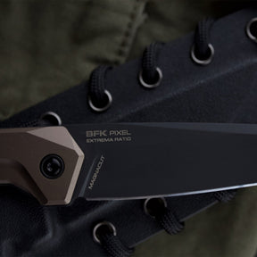 Extrema Ratio BFK Pixel coltello a lama fissa compatto con profilo tanto modificato,  impugnatura ergonomica scanalata e passante per cordino ideale per everyday carry tattico