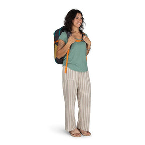 Osprey Daylite Carry-On Travel Pack 35 zaino da 35 litri ottimizzato per i viaggi con spallacci imbottiti, tasca frontale con zip, cinghie di compressione e tasche laterali elasticizzate. Un bagaglio a mano versatile ideale per escursioni e spostamenti.