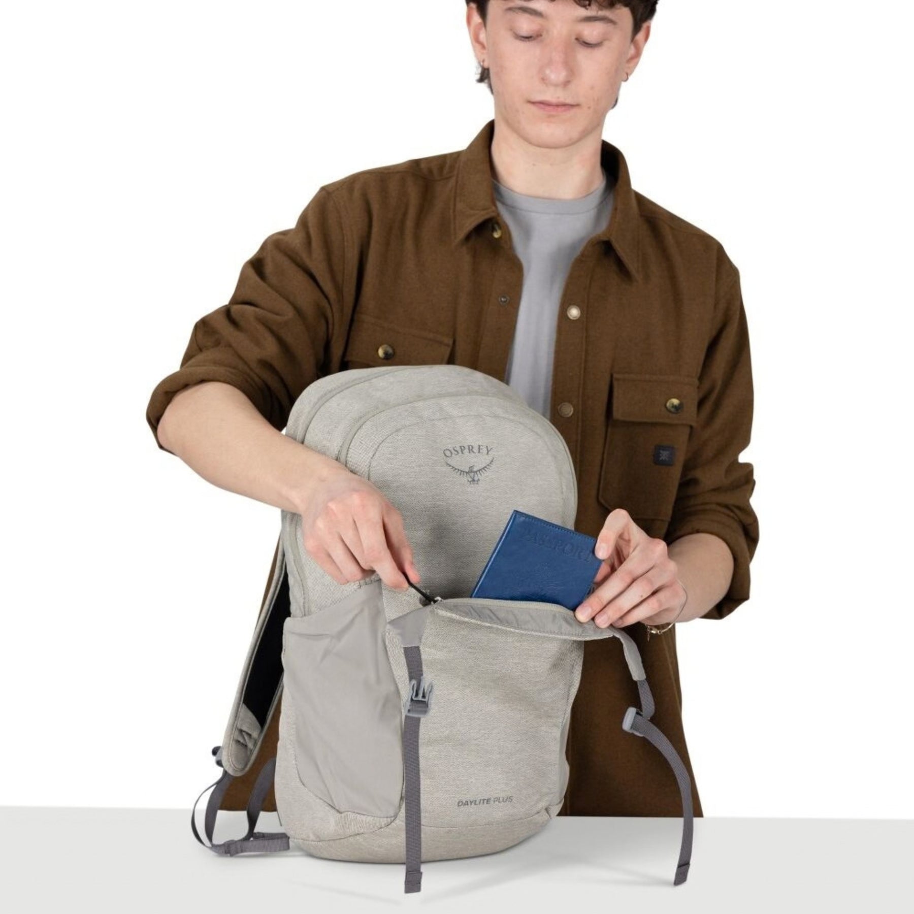 Osprey Daylite Plus Driftshade zaino multiruolo da 20 litri con scomparto per laptop e sacca idrica, tasche laterali in mesh, cinghie di compressione e schienale traspirante AirScape, in edizione limitata per trekking, viaggi e uso quotidiano.