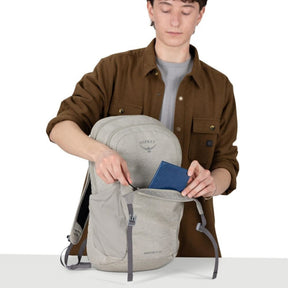 Osprey Daylite Plus Driftshade zaino multiruolo da 20 litri con scomparto per laptop e sacca idrica, tasche laterali in mesh, cinghie di compressione e schienale traspirante AirScape, in edizione limitata per trekking, viaggi e uso quotidiano.