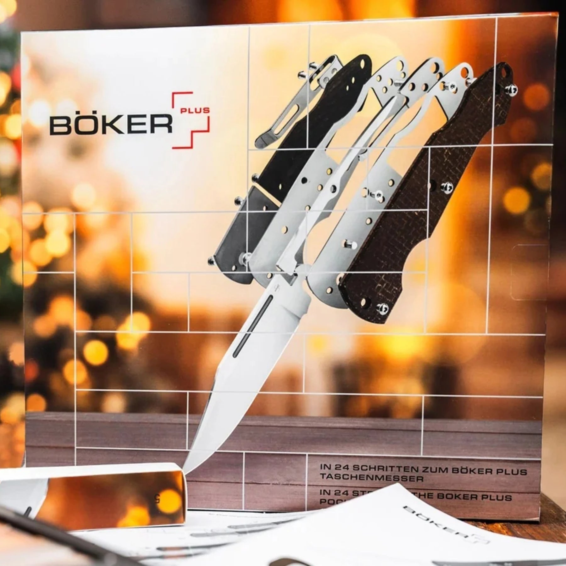 Boker Plus Advent Calendar Gent calendario dell'avvento con 24 caselle e kit di montaggio completo per coltello chiudibile tascabile gentleman con blocco lama backlock, unghiatura nail nick, guancette intercambiabili, clip e viteria per regalo di Natale, collezionismo ed EDC