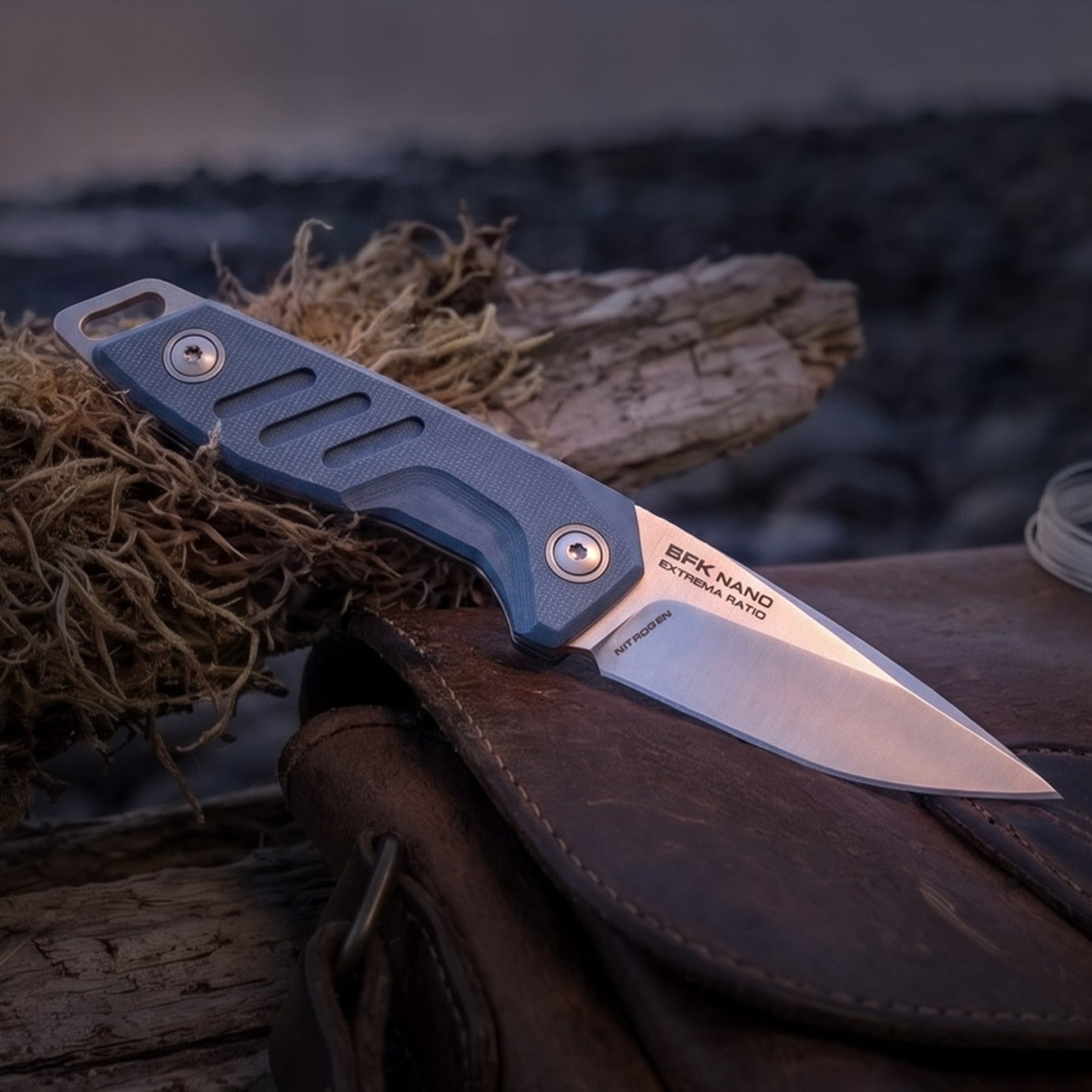 Extrema Ratio BFK NANO coltello a lama fissa neck knife compatto con lama drop point in acciaio, guancette ergonomiche sagomate e foro passante per cordino da porto al collo o EDC tattico