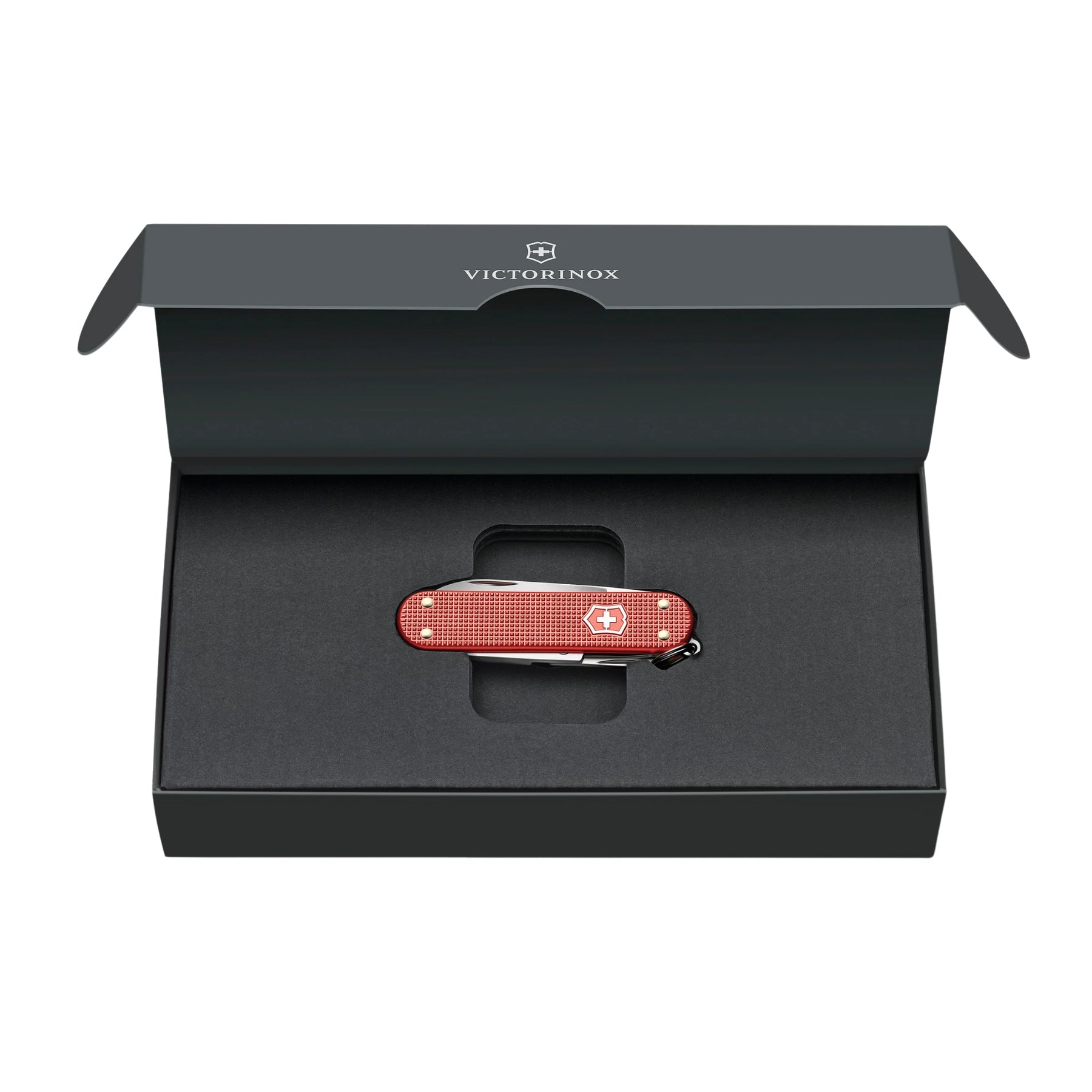Victorinox Classic SD Alox Limited Edition 2025 coltellino multiuso tascabile con guance in alluminio zigrinato. Il multiuso mostra gli strumenti aperti tra cui la lama piccola, le forbici, la lima per unghie con cacciavite e l'anello portachiavi su uno sfondo bianco.