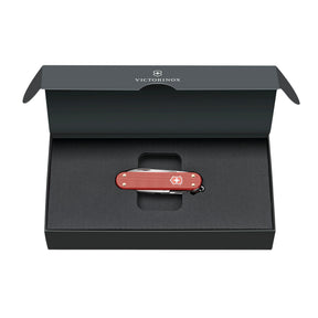Victorinox Classic SD Alox Limited Edition 2025 coltellino multiuso tascabile con guance in alluminio zigrinato. Il multiuso mostra gli strumenti aperti tra cui la lama piccola, le forbici, la lima per unghie con cacciavite e l'anello portachiavi su uno sfondo bianco.
