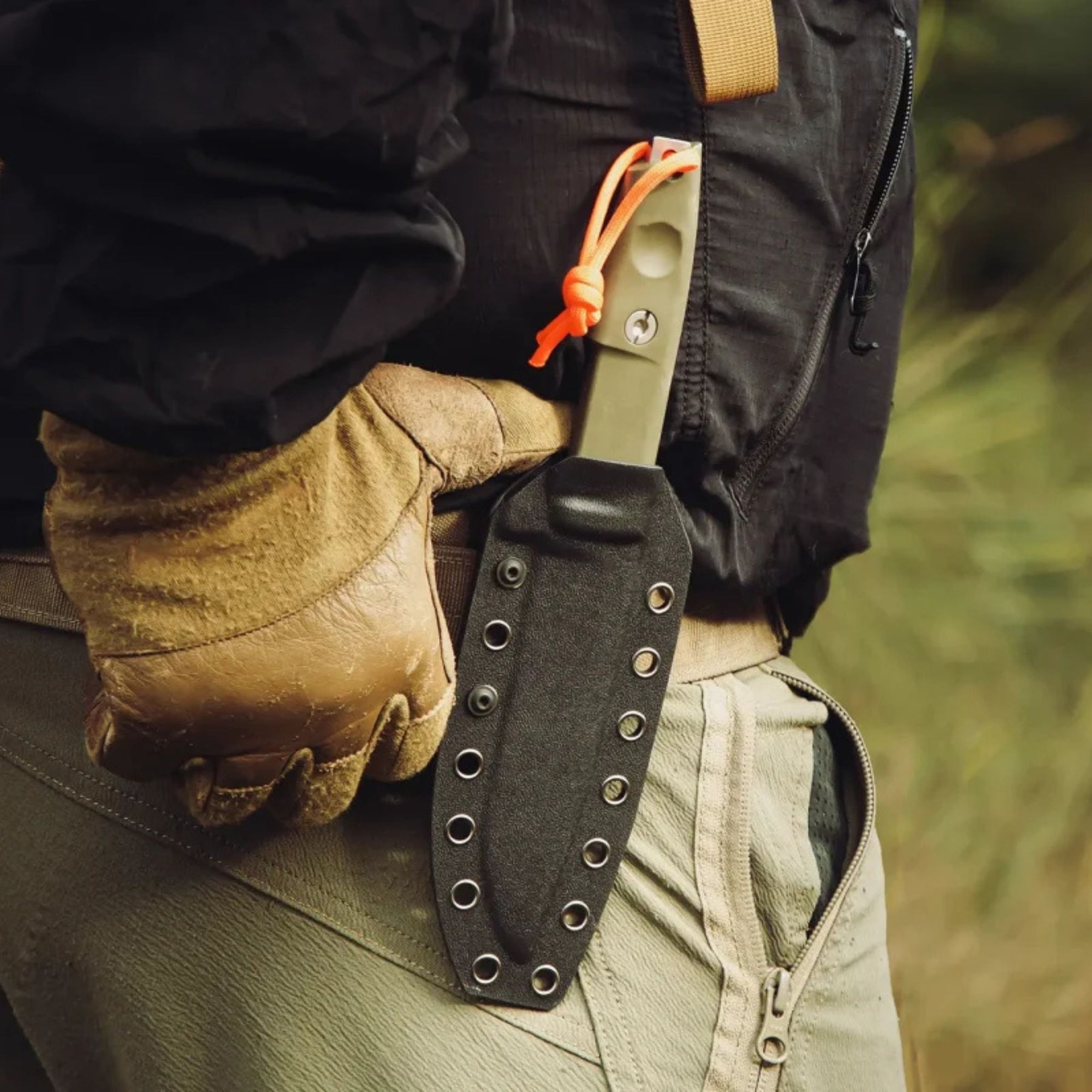 Extrema Ratio F.O.K. Outdoor coltello a lama fissa. Lama in acciaio Nitrogen 58 HRC con profilo drop point e finitura satinata. Manico ergonomico smontabile con singolo vite di fissaggio e laccio di sicurezza. Design compatto e robusto ideale per bushcraft e attività all'aperto.