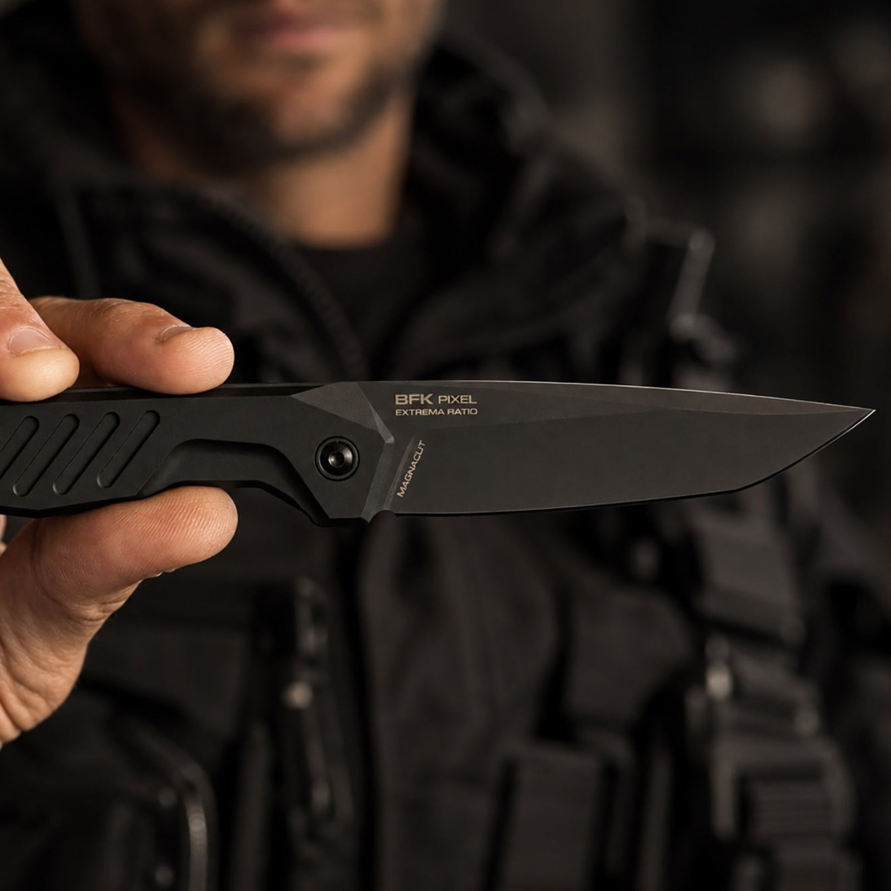 Extrema Ratio BFK Pixel coltello a lama fissa compatto con profilo tanto modificato,  impugnatura ergonomica scanalata e passante per cordino ideale per everyday carry tattico