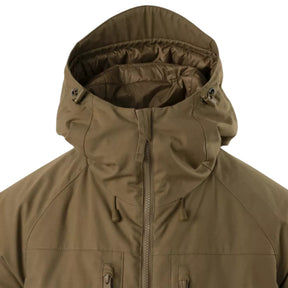 Helikon-Tex Winter Yukon Jacket giacca invernale tecnica con cappuccio regolabile imbottito, zip frontale a doppio cursore, tasche pettorali con cerniera, pannello a strappo sulla manica e fondo regolabile vista a tre quarti per outdoor