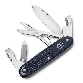 Victorinox Synergy X Alox. Multiuso con guancette in alluminio zigrinato e manico caratterizzato da fresature decorative. Dotato di lama principale, forbici di precisione, apriscatole e lima multifunzione. Design esclusivo che unisce eleganza e funzionalità per il porto quotidiano.