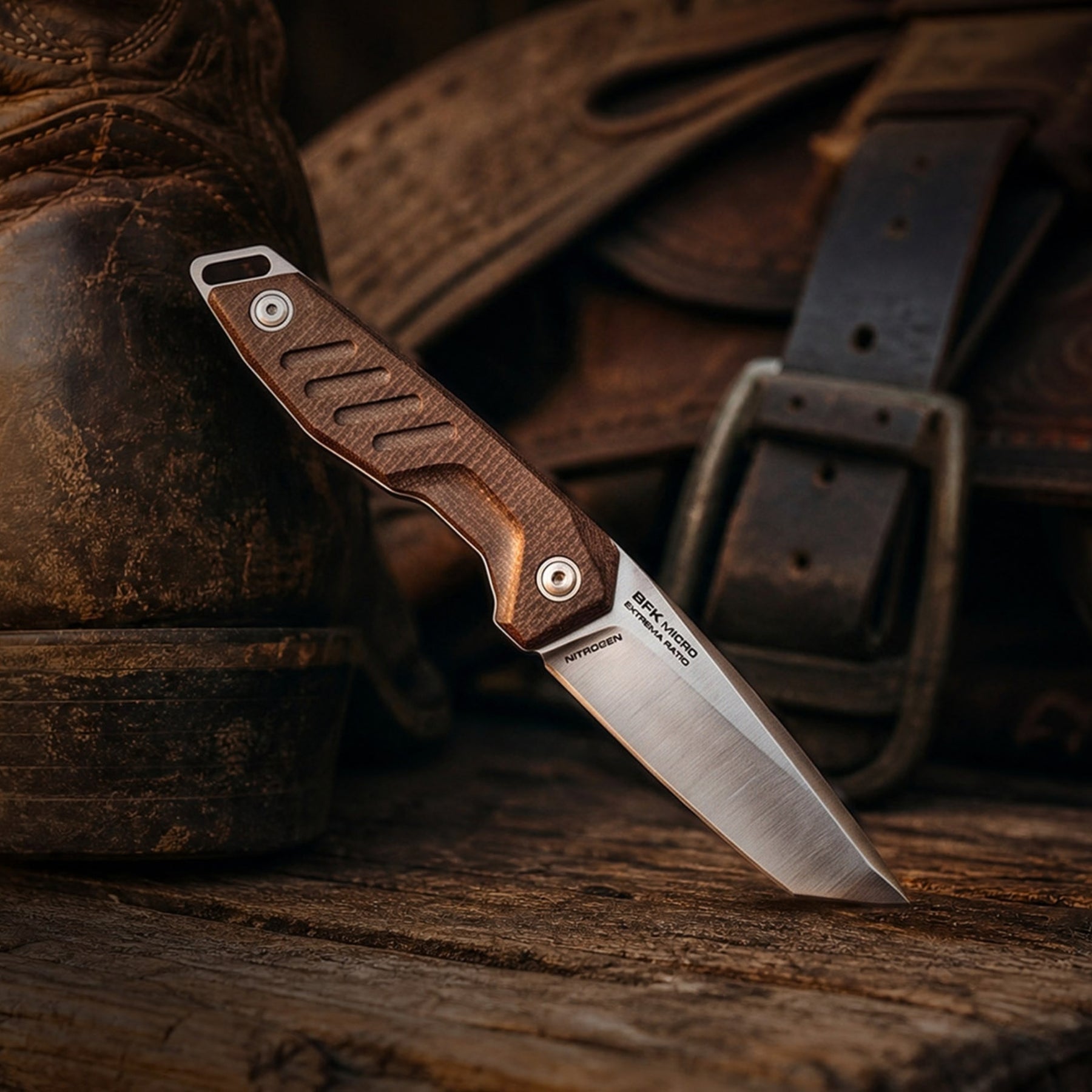 Extrema Ratio BFK Micro coltello a lama fissa compatto con profilo tanto modificato, impugnatura ergonomica sagomata e foro passante per cordino ideale per everyday carry tattico