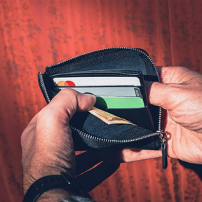 Extrema Ratio The Carry Zip Leather Wallet: Portafoglio compatto realizzato in pelle di alta qualità con chiusura a zip perimetrale. Caratterizzato dal logo Extrema Ratio impresso a caldo e dotato di anello a D esterno per l'aggancio di cordini o catene. Design robusto ed elegante per l'organizzazione sicura di contanti e carte.