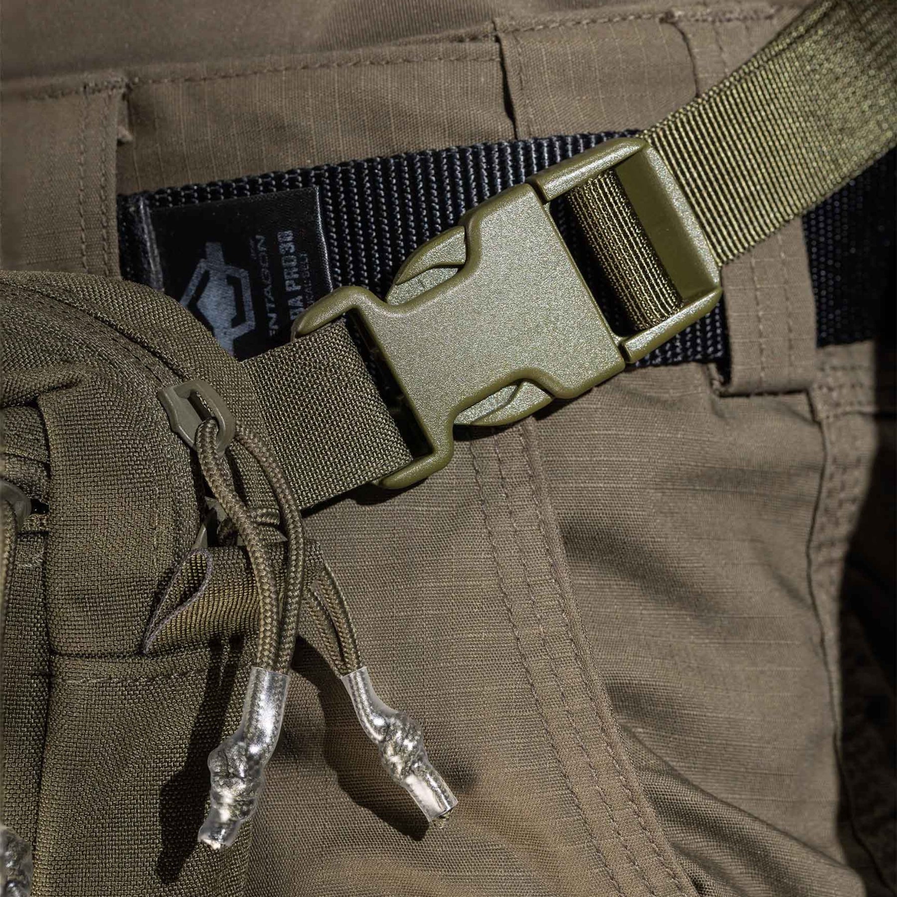 Pentagon Amina Dangler Pouch marsupio tattico multifunzione e tasca dangler per gilet portapiastre con pannello frontale a strappo per patch, fori di drenaggio e cinghia regolabile con fibbia a sgancio rapido per uso EDC e outdoor.
