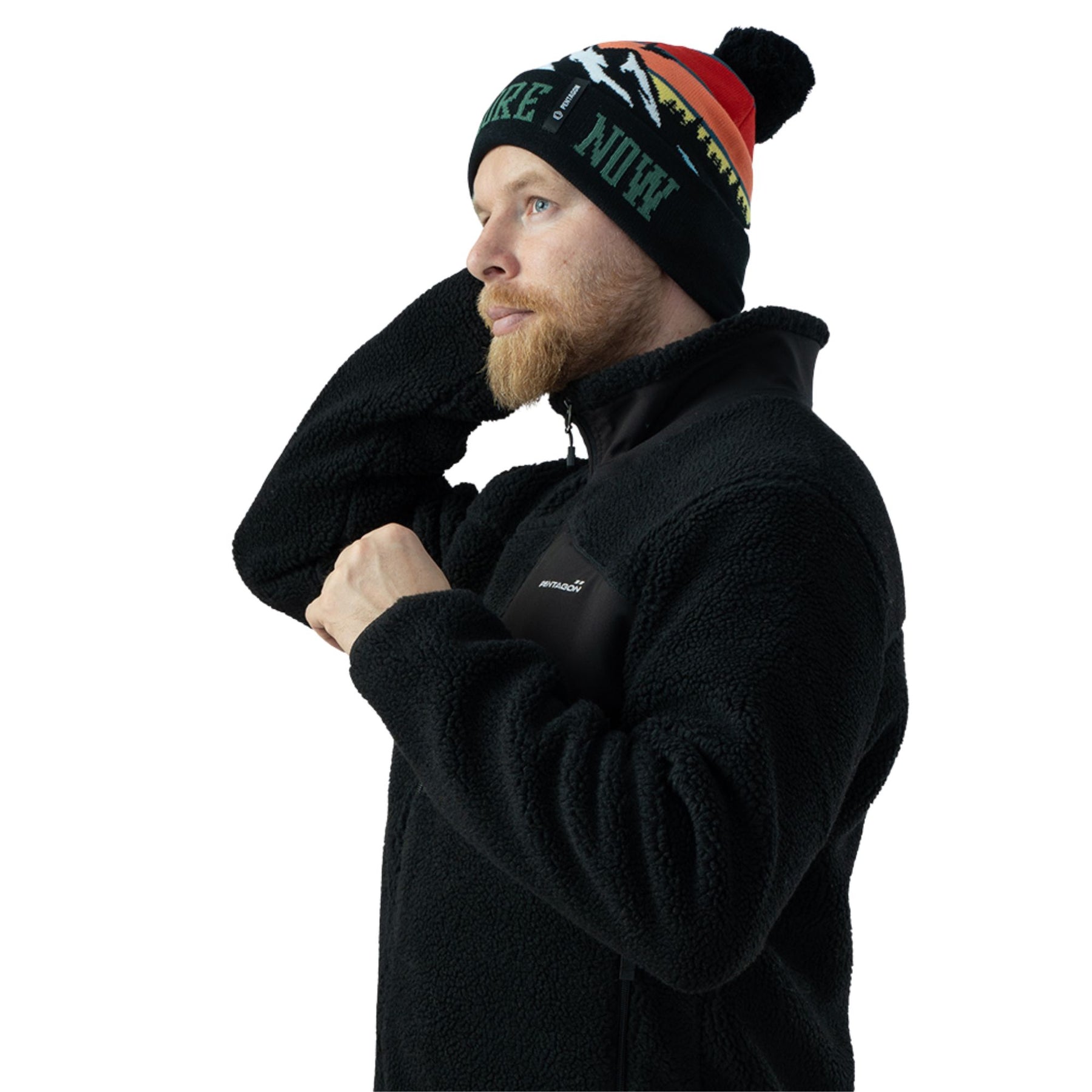 Pentagon Sanctuary Knit Beanie. Berretto invernale in morbido filato acrilico con pon pon e grafica naturale. Design a maglia traspirante con scritta su risvolto a costine per vestibilità comoda. Accessorio termico per protezione dal freddo in attività outdoor.