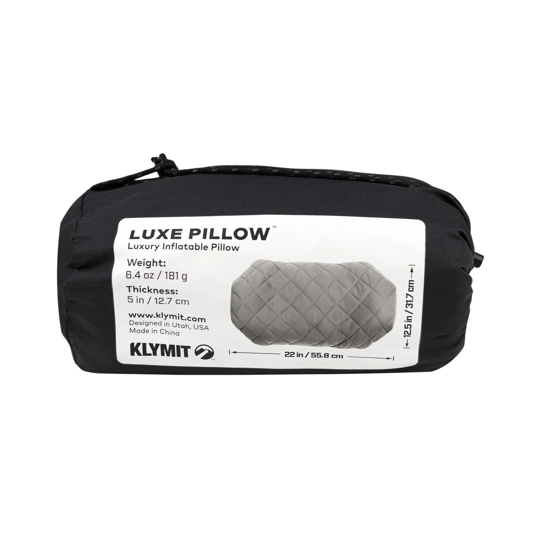 Klymit Luxe Pillow cuscino da trekking gonfiabile con fodera trapuntata a rombi morbida e rimovibile per il massimo comfort in campeggio. Ideale per escursionismo, viaggi e outdoor, dotato di etichetta con logo cucita sul lato, fotografato isolato su sfondo bianco.