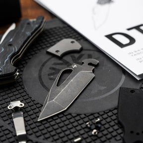 Boker Plus Advent Calendar DTK calendario dell'avvento con 24 caselle e kit di montaggio completo per coltello chiudibile tascabile con blocco lama backlock, apertura thumb hole, guancette intercambiabili e viteria per regalo di Natale, collezionismo ed EDC