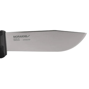 Morakniv Amberg Full Flat coltello a lama fissa con affilatura piana a tutta altezza, impugnatura ergonomica testurizzata ad alto grip con guardia salvadita e foro per cordino, ideale per outdoor, bushcraft ed escursionismo.