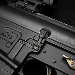 Leva di sgancio otturatore maggiorata Strike Industries Enhanced Bolt Catch di colore nero, specifica per fucili AR10, componente per il controllo del carrello con superfici zigrinate per una presa migliorata