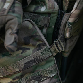 Eberlestock Mission Wings moduli laterali di espansione per sistema EMOD accoppiati a uno zaino principale. I due borsoni verticali con cerniere e passanti MOLLE sono evidenziati per mostrare l'incremento di volume e l'organizzazione tattica del carico aggiuntivo.