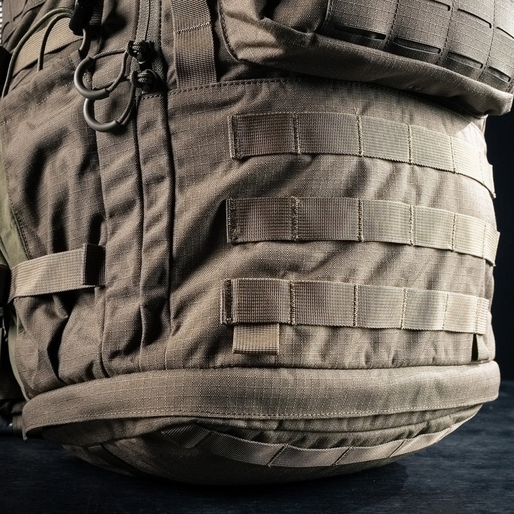 Eberlestock Mission Ruck zaino tattico militare da 79.22 litri con sistema MOLLE e tasche modulari frontali e laterali, FUNZIONA ESCLUSIVAMENTE CON IL TELAIO MISSION EMOD. Caratterizzato da cinghie di compressione e pannello in velcro per patch, ideale per escursioni tecniche, trekking intensivo e utilizzi operativi professionali.