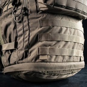 Eberlestock Mission Ruck zaino tattico militare da 79.22 litri con sistema MOLLE e tasche modulari frontali e laterali, FUNZIONA ESCLUSIVAMENTE CON IL TELAIO MISSION EMOD. Caratterizzato da cinghie di compressione e pannello in velcro per patch, ideale per escursioni tecniche, trekking intensivo e utilizzi operativi professionali.