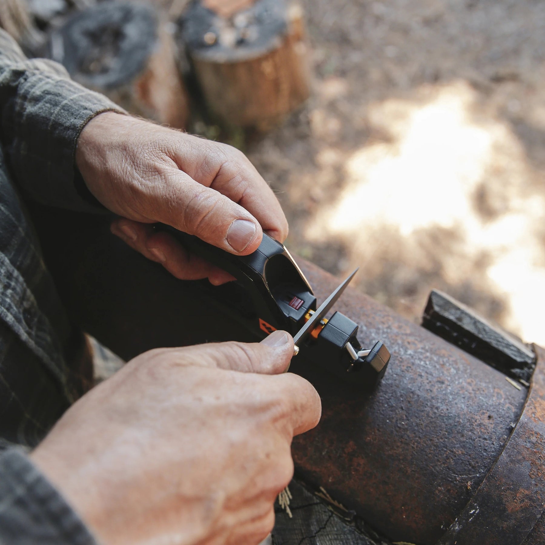 Work Sharp Pivot Pro Knife Sharpener affilatore portatile multiuso con tecnologia Pivot Response, fessure in carburo convesso a 25 gradi, aste in ceramica fine e piastra diamantata per coltelli, forbici e attrezzi da outdoor.