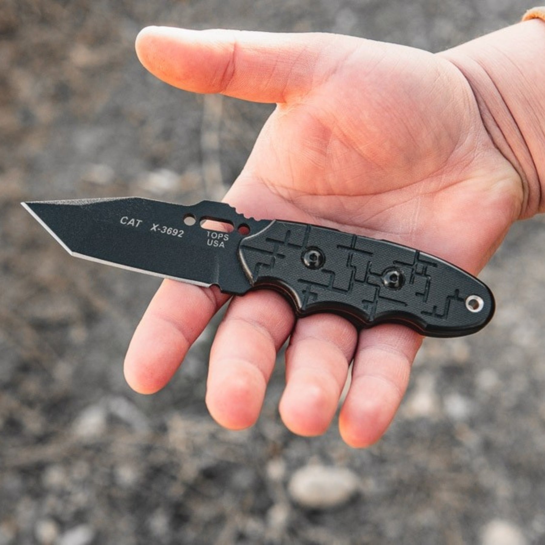 TOPS C.A.T. 203T-01 coltello a lama fissa tattico con profilo tanto, impugnatura ergonomica testurizzata e oro per cordino