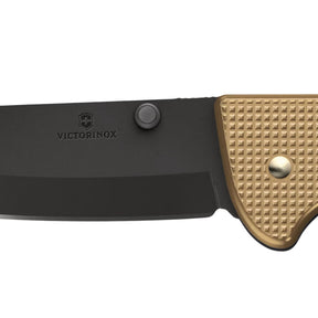 Victorinox Evoke BS Alox coltello chiudibile con lama liscia nera, perno per apertura a una mano rimovibile e guance in alluminio zigrinato ed ergonomico con iconico scudo per outdoor e survival.