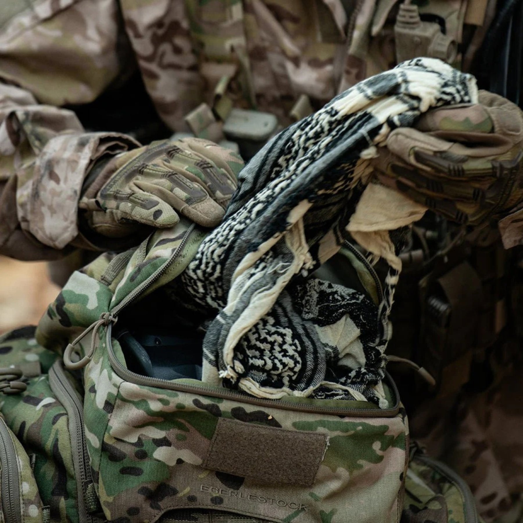 Eberlestock Mission Lid tasca superiore di espansione per sistema EMOD installata sulla parte alta di uno zaino compatibile. Il modulo mostra passanti MOLLE frontali, un inserto in velcro per patch e fibbie a sgancio rapido per l'integrazione e la regolazione del carico.