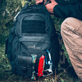 Extrema Ratio Sentinel Backpack: Zaino tattico da 35 litri. Dotato di sistema MOLLE laser-cut, scomparto principale ad apertura completa, tasche dedicate per laptop e sacca idrica. Include schienale traspirante termoforato e maniglia in paracord intrecciato per massima resistenza.