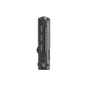 Nitecore EDC15 torcia tascabile ultra piatta da 1200 lumen con LED UHi 25, fascio fino a 208 metri e luce UV integrata, ricaricabile USB-C, ideale per everyday carry ed equipaggiamento tattico.
